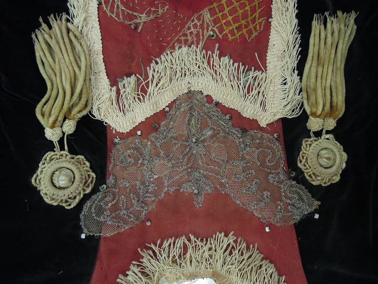 giacca costume n°6 durante l'intervento di restauro, dettaglio dell'ornamento in tulle e perline - ph.: R.T. Restauro Tessile